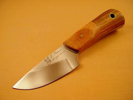 Skinner 2 1/2 inches, handle in combined woods. Skinner 2 1/2 inches, handle in combined woods.