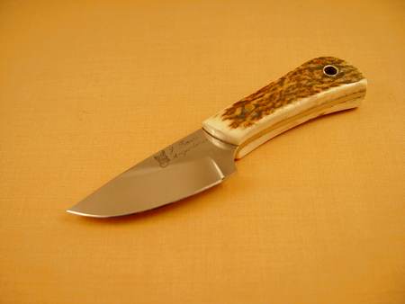 Skinner 2 1/2 inches, handle in Deer Stag. Skinner 2 1/2 inches, handle in Deer Stag.